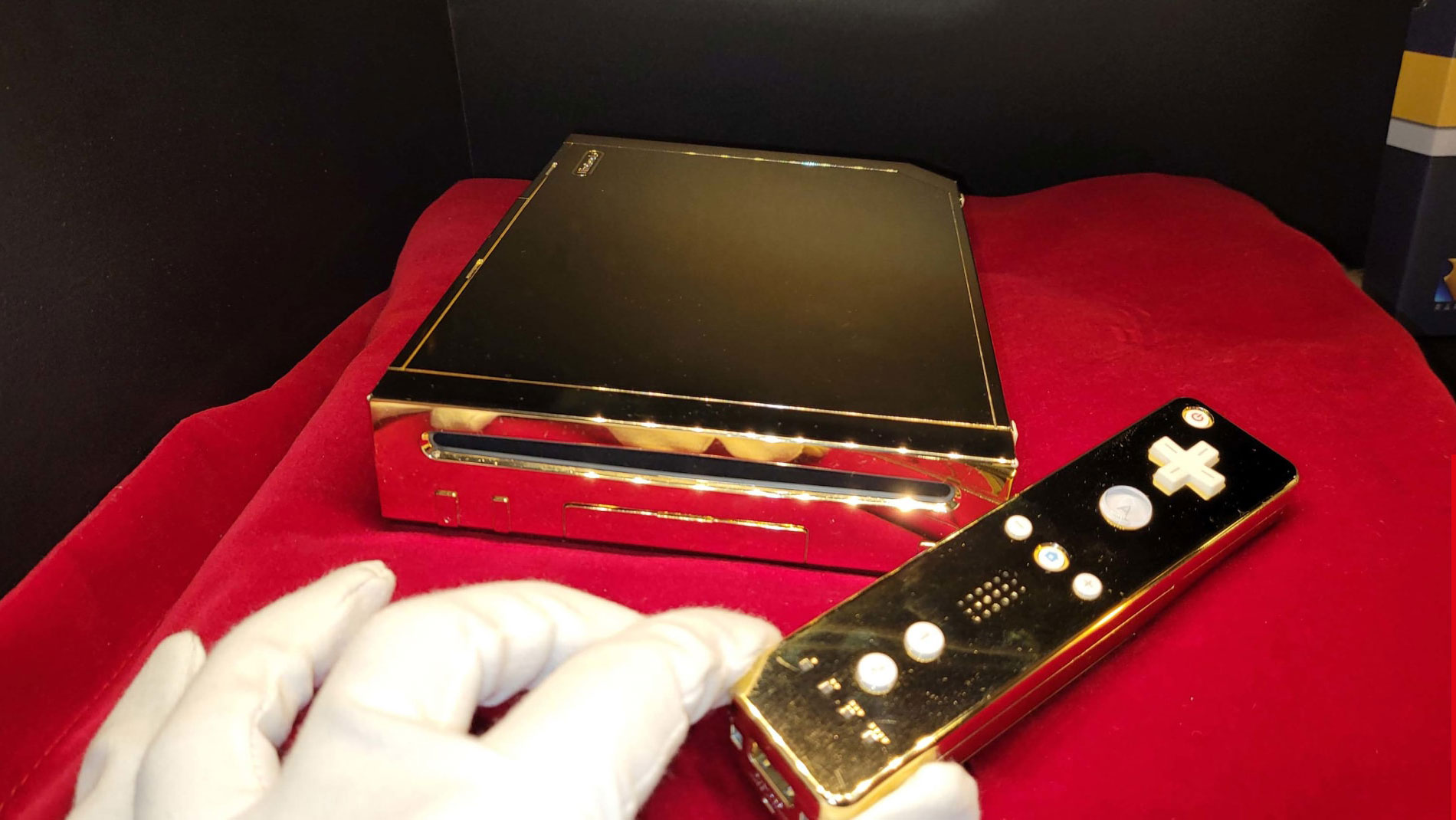 24K Gold Wii made for Queen Elizabeth